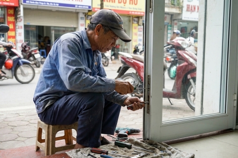 Cách lắp khóa cửa nhôm kính an toàn: Những điều nhất định phải biết